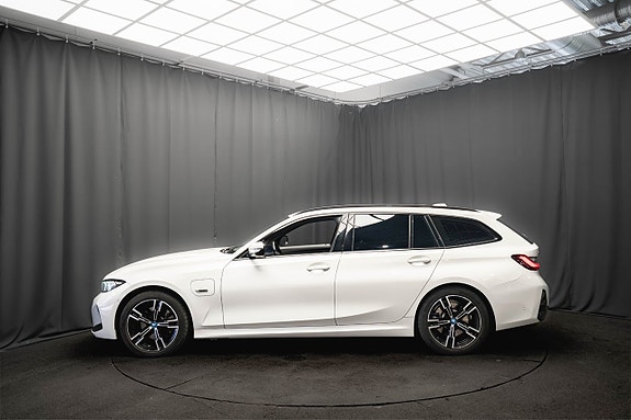 BMW 330e 10 of 28