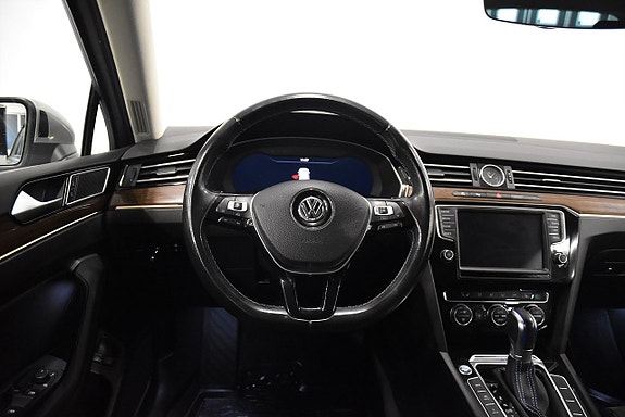 Volkswagen Passat 2 of 22