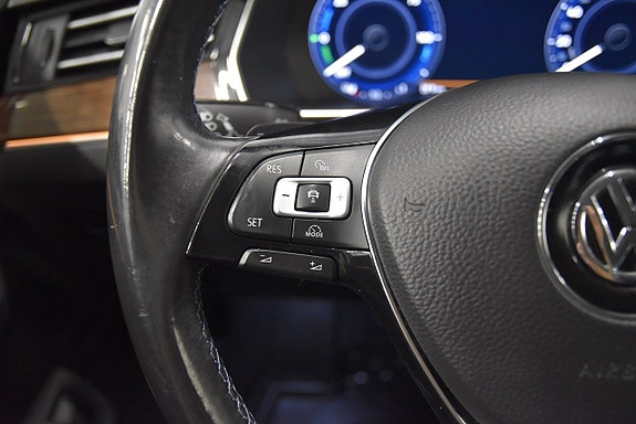 Volkswagen Passat 10 of 22