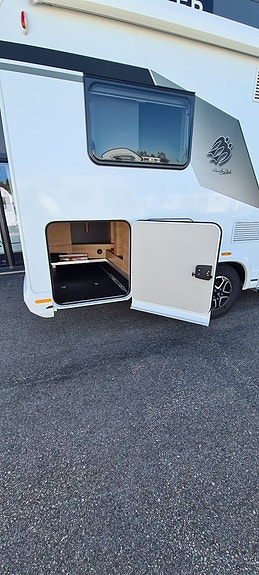 Knaus 650 MF live Wave "franskbädd, solcell, tv" 4 of 18