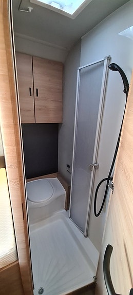 Knaus 650 MF live Wave "franskbädd, solcell, tv" 16 of 18
