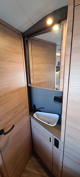 Knaus 650 MF live Wave "franskbädd, solcell, tv" 17 of 18