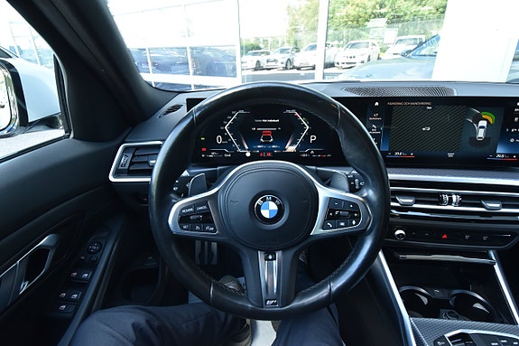 BMW 320i 16 of 30