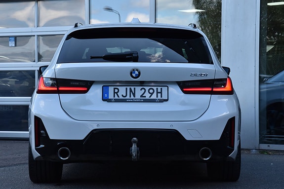 BMW 320i 7 of 30