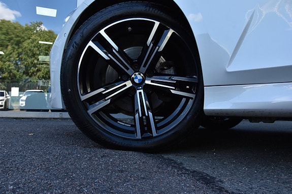 BMW 320i 8 of 30