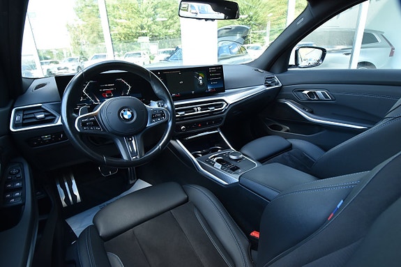 BMW 320i 15 of 30