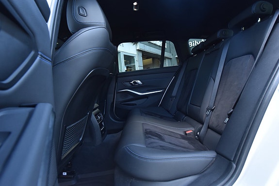 BMW 320i 13 of 30