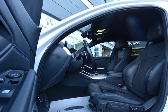 BMW 320i 12 of 30