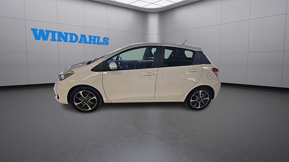 Toyota Yaris 2 of 8