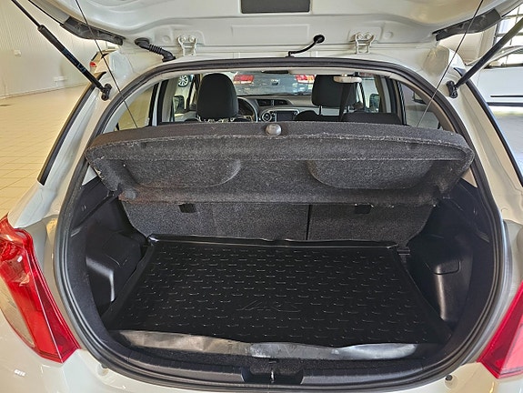 Toyota Yaris 5 of 8