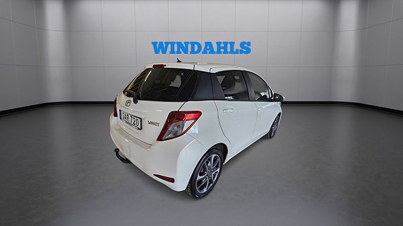 Toyota Yaris 3 of 8