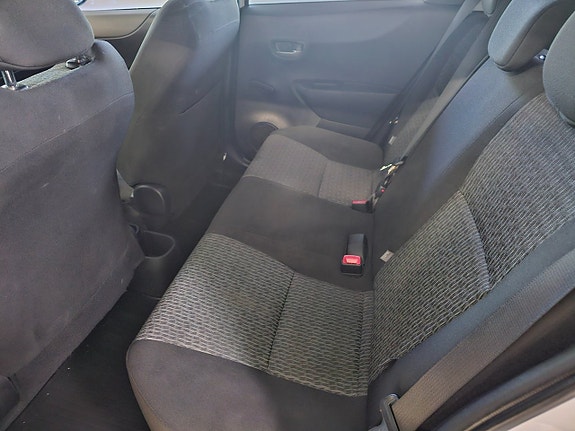 Toyota Yaris 6 of 8