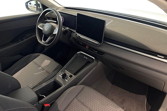 Volkswagen T-Roc 17 of 23