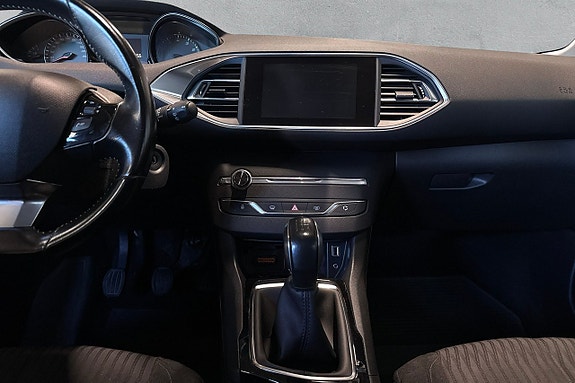 Peugeot 308 SW 13 of 17