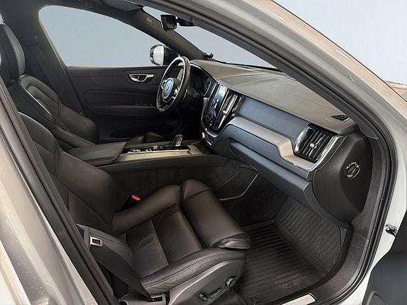 Volvo XC60 10 of 24