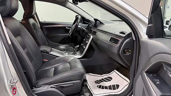 Volvo XC70 11 of 17