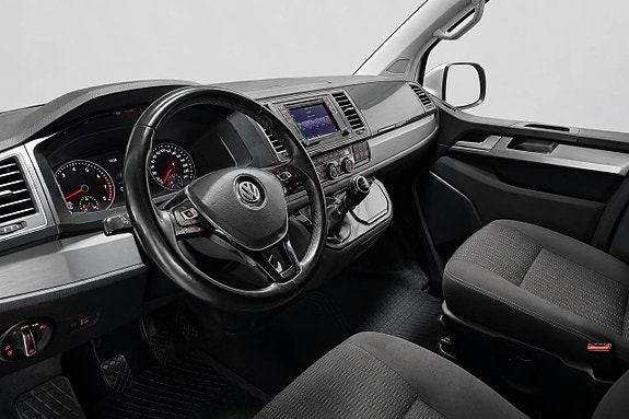 Volkswagen Multivan 9 of 24