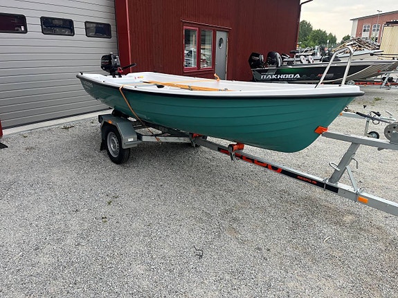 Terhi 440 med Mercury 6hk och trailer 2 of 3