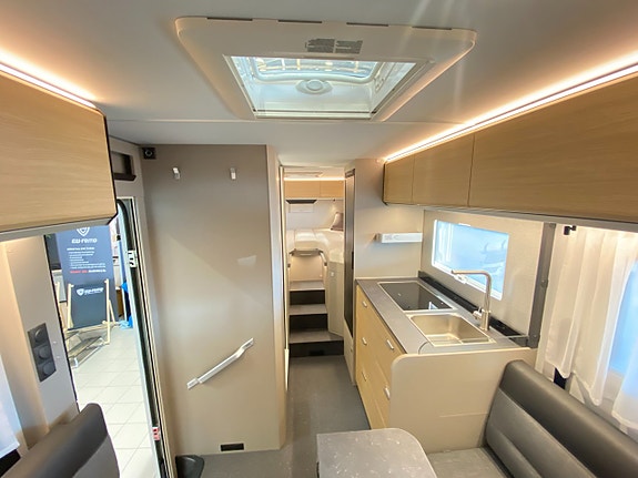 Adria COMPACT SELECT DL (2027 PÅ PLATS+Aut 140hk+Face-to-face-soffa+3 500 kg) 14 of 24