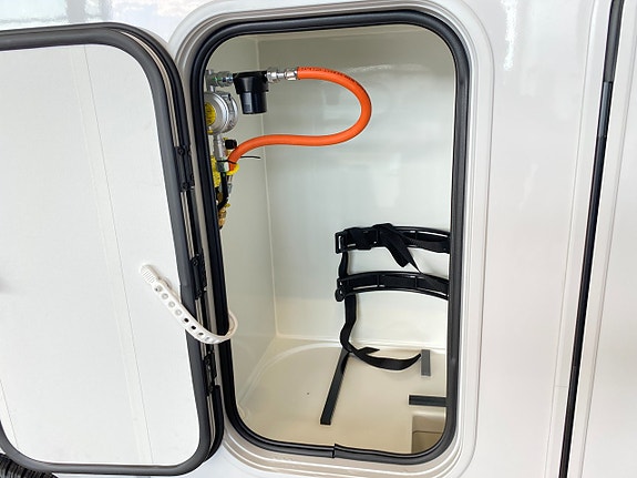 Adria COMPACT SELECT DL (2027 PÅ PLATS+Aut 140hk+Face-to-face-soffa+3 500 kg) 9 of 24