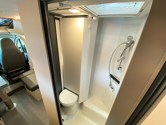 Adria COMPACT SELECT DL (2027 PÅ PLATS+Aut 140hk+Face-to-face-soffa+3 500 kg) 19 of 24