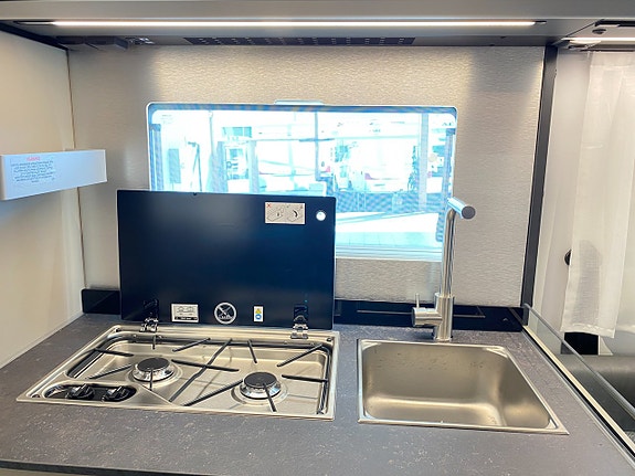 Adria COMPACT SELECT DL (2027 PÅ PLATS+Aut 140hk+Face-to-face-soffa+3 500 kg) 16 of 24