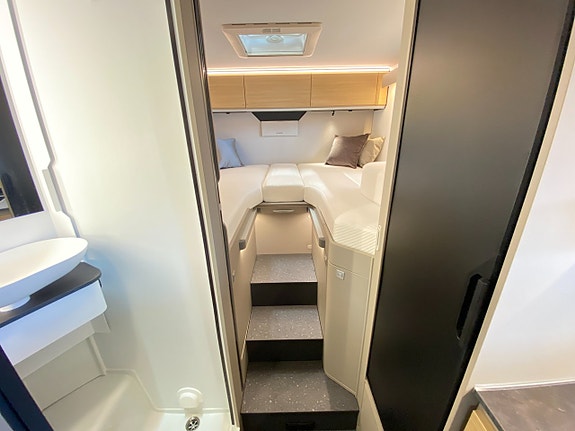 Adria COMPACT SELECT DL (2027 PÅ PLATS+Aut 140hk+Face-to-face-soffa+3 500 kg) 20 of 24