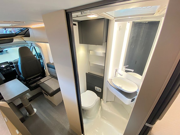 Adria COMPACT SELECT DL (2027 PÅ PLATS+Aut 140hk+Face-to-face-soffa+3 500 kg) 18 of 24