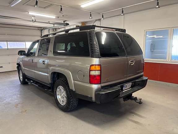 Chevrolet Suburban 4 of 8