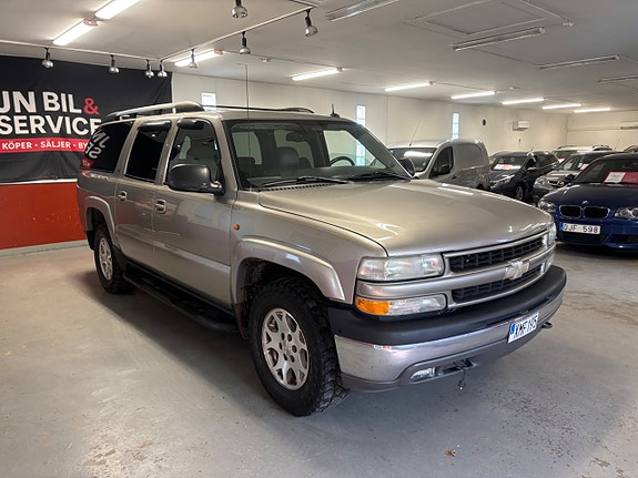 Chevrolet Suburban 2 of 8