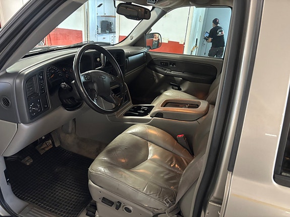 Chevrolet Suburban 5 of 8