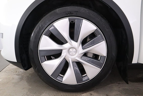 Tesla Model Y 10 of 20