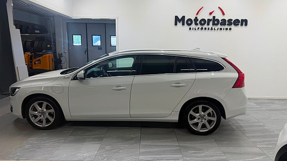 Volvo V60 2 of 16