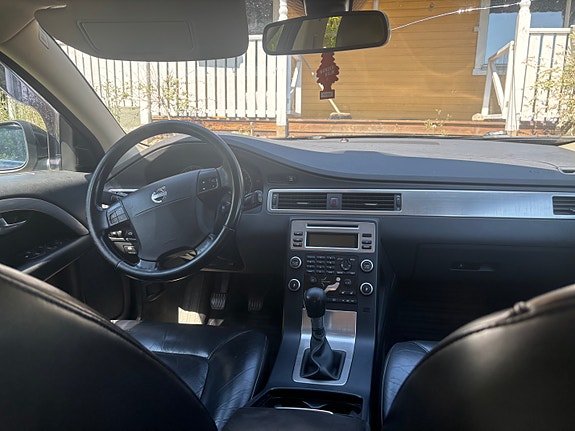 Volvo V70 3 of 4