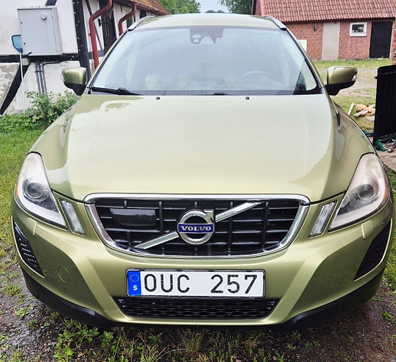 Volvo XC60 2 of 10