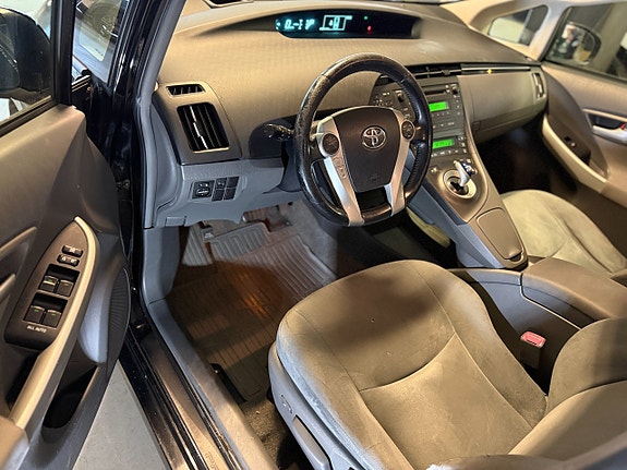 Toyota Prius 8 of 13