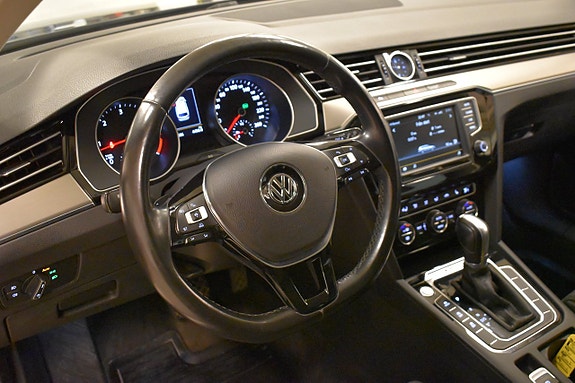 Volkswagen Passat 14 of 17