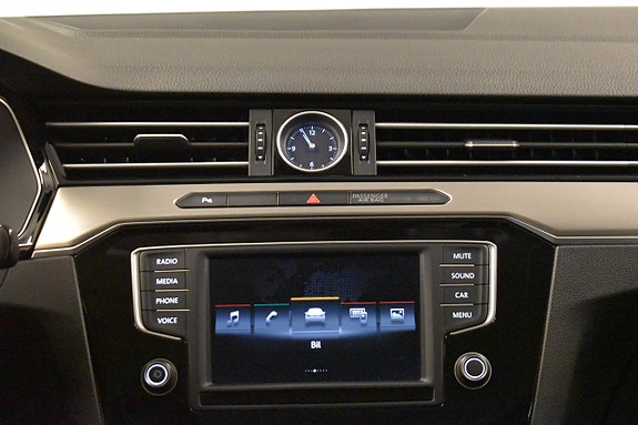 Volkswagen Passat 12 of 17