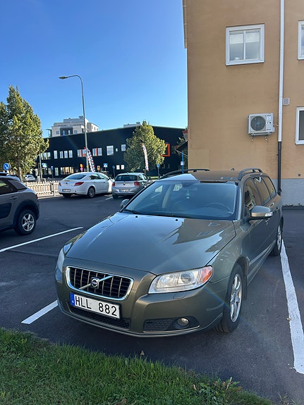 Volvo V70 2 of 7