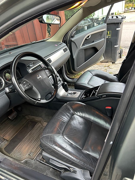 Volvo V70 3 of 7