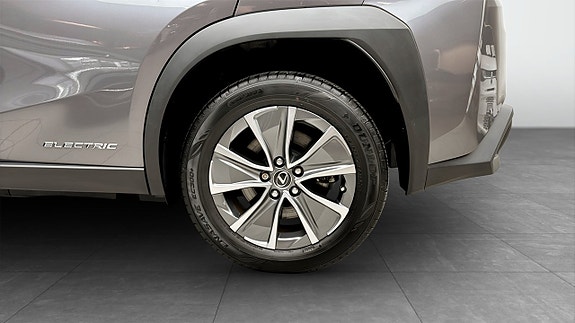 Lexus UX300e 6 of 12