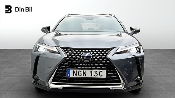 Lexus UX300e 4 of 12