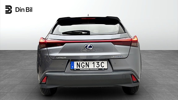 Lexus UX300e 5 of 12