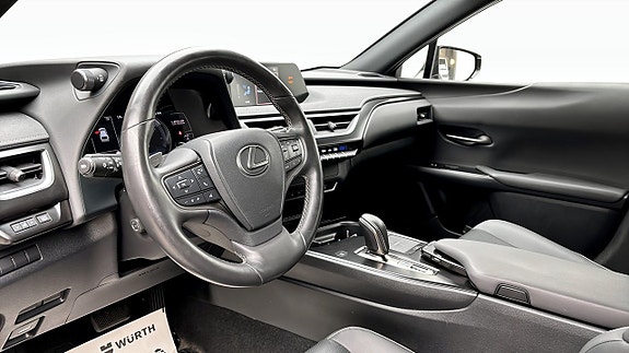 Lexus UX300e 7 of 12