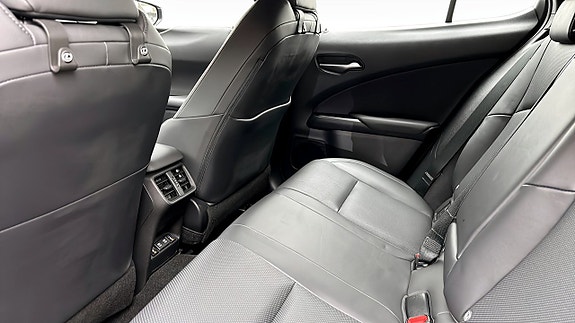 Lexus UX300e 11 of 12