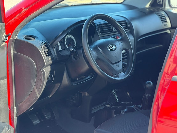 Kia Picanto 7 of 12