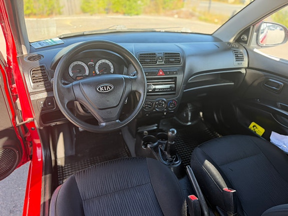 Kia Picanto 8 of 12