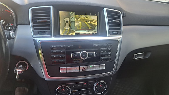Mercedes-Benz ML350 7 of 12