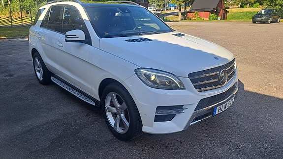 Mercedes-Benz ML350 5 of 12
