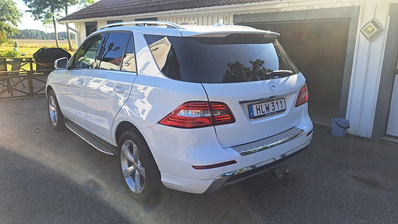 Mercedes-Benz ML350 3 of 12